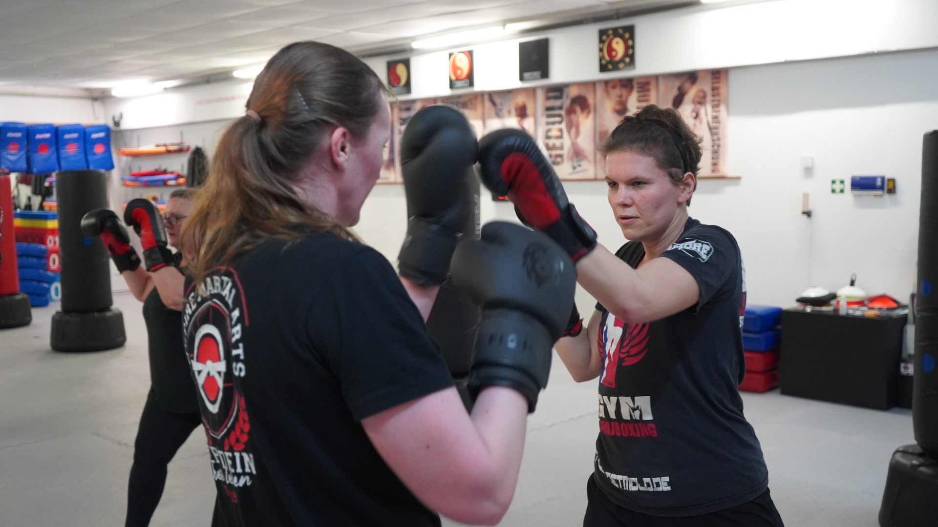 Fokussierter Kickbox-Unterricht bei INSPIRE Martial Arts Detmold – Erwachsene üben Schlag- und Deckungstechniken