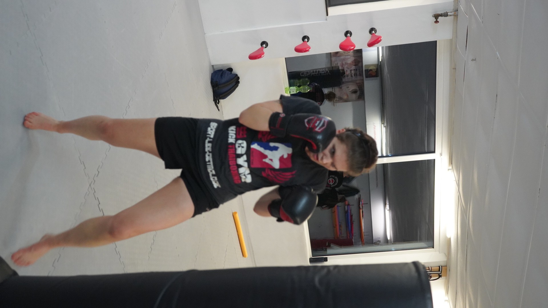 Kraftvolle Sandsack-Arbeit beim Kickbox-Unterricht – INSPIRE Martial Arts Detmold