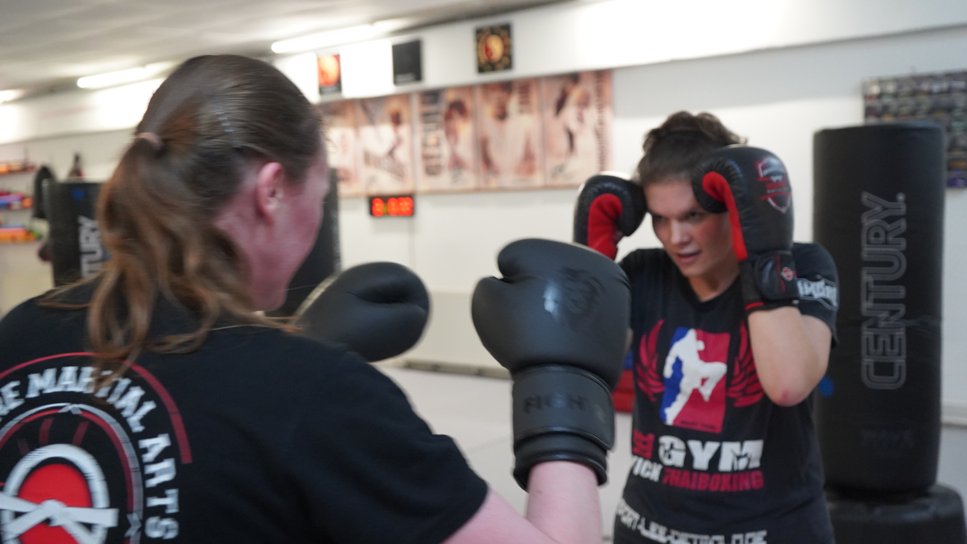 Zwei Frauen beim Sparring – dynamisches Kickboxen bei INSPIRE Martial Arts Detmold