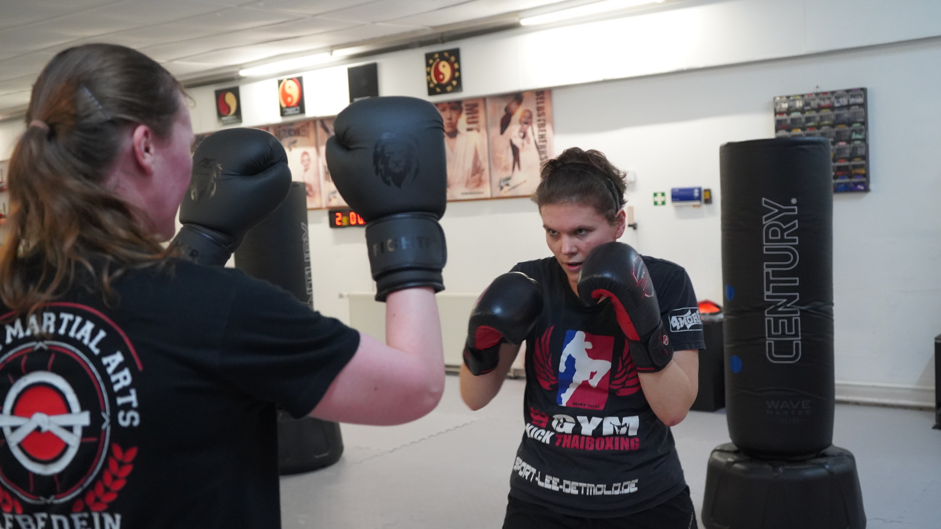 Partnerübung im Kickbox-Unterricht bei INSPIRE Detmold – saubere Technik und Fokus