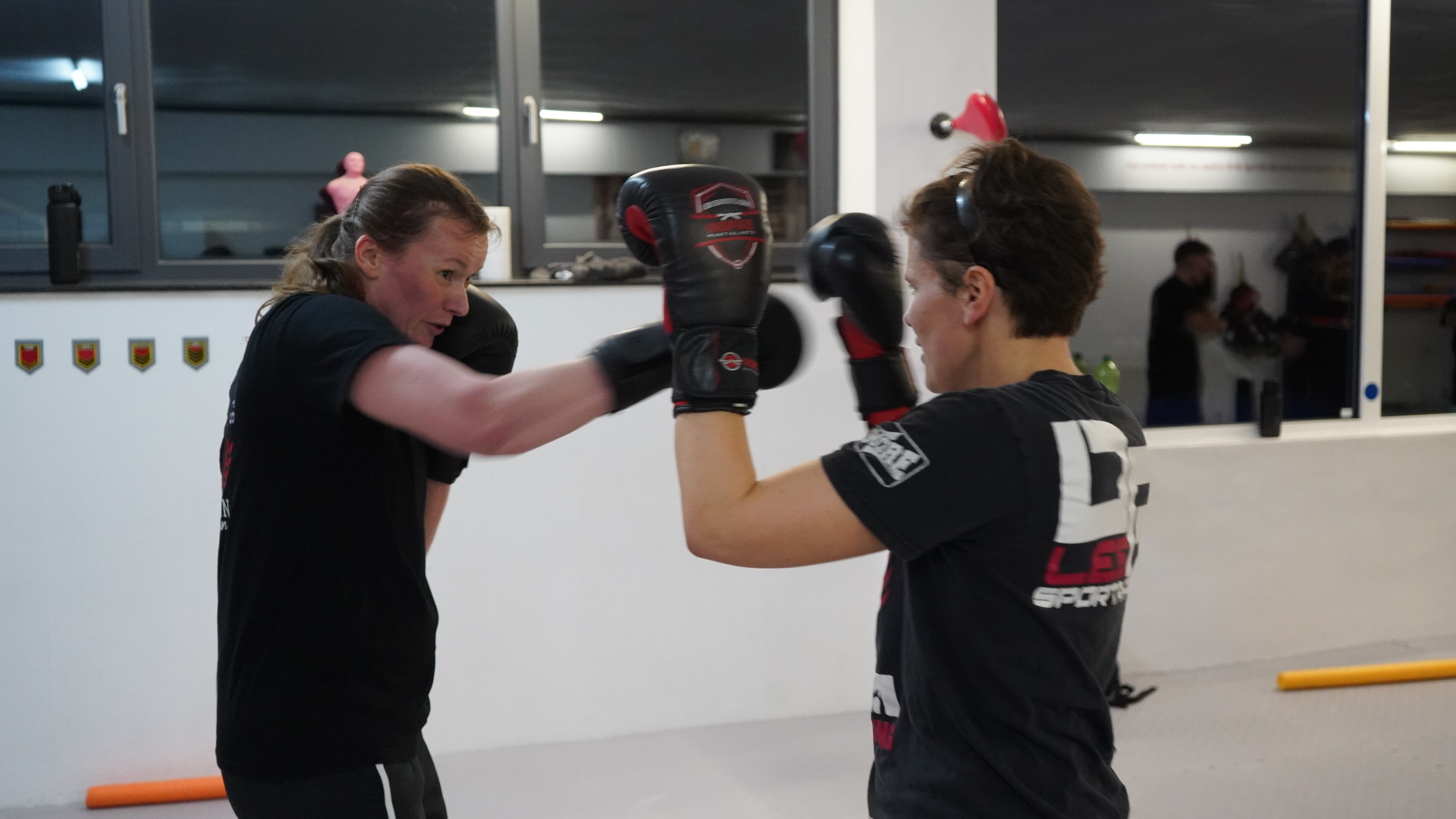 Kickbox-Unterricht bei INSPIRE Detmold – Schlag- und Deckungstechnik mit Boxhandschuhen, konzentrierte Atmosphäre