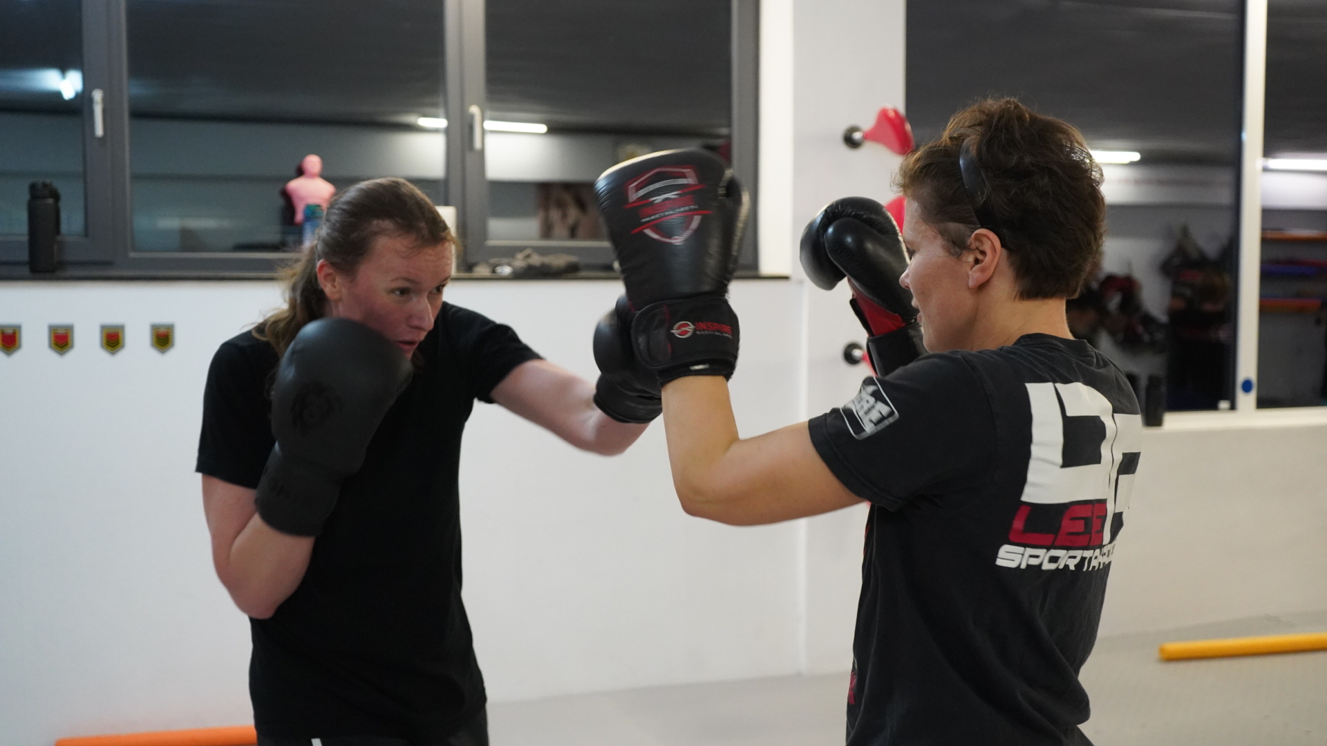 Saubere Kickbox-Technik beim Partnertraining – INSPIRE Detmold, fokussierte Übung